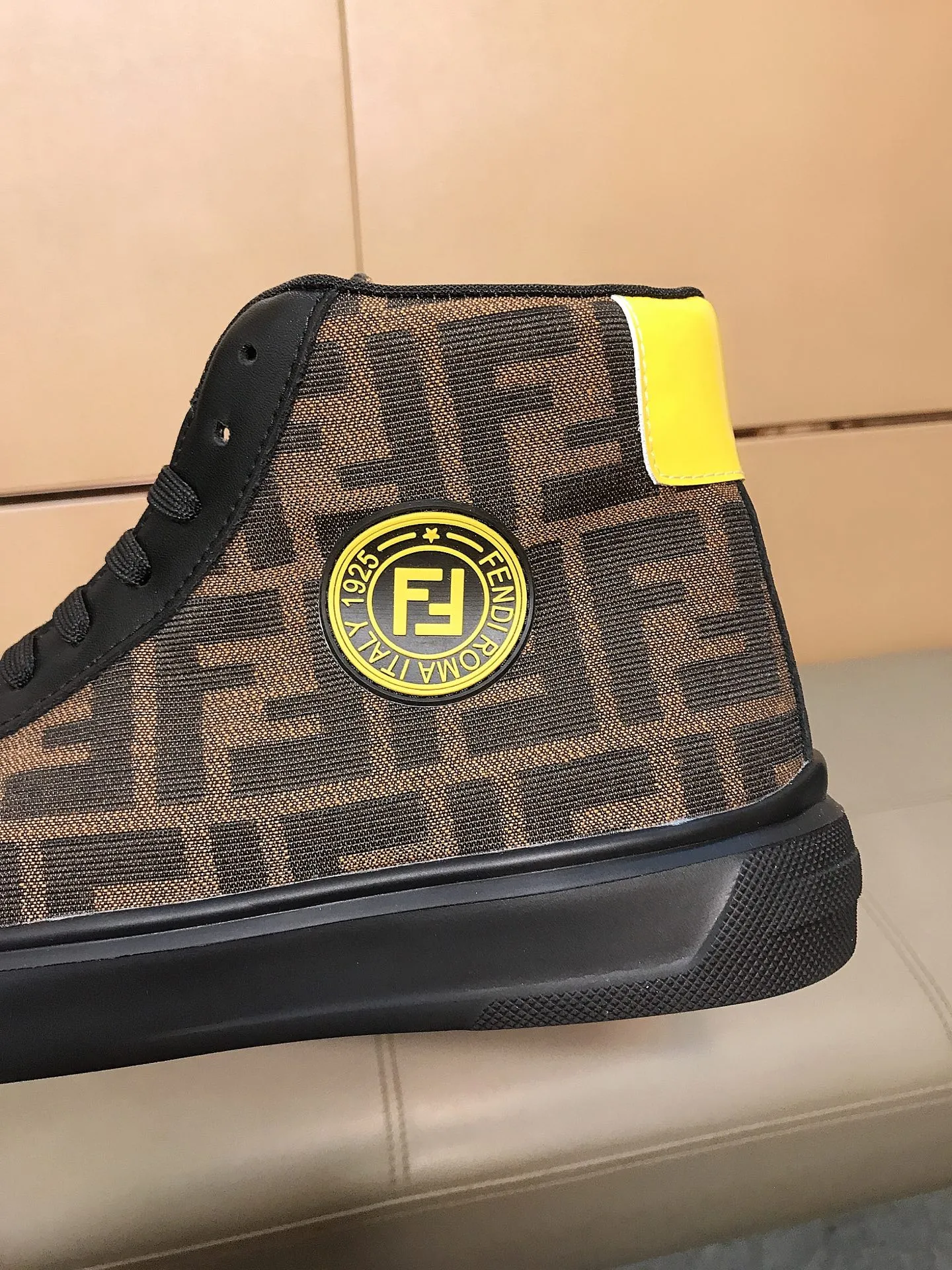 Men's shoes 240 🥾🥾↔️↔️[fendi] Fendi classic and comfortable men's high-top casual shoes, the upper is made of nubuck leather with brand printed fabrics, sheepskin feet, and rubber wear-resistant outsole. This unique style is suitable for all seasons, casual and refined sensibility, comfortable and natural on the feet. It is an everyday style for casual travel in autumn and winter! Code number: 38-44